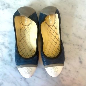 Fold back Chanel ribbed suede flats size 40.